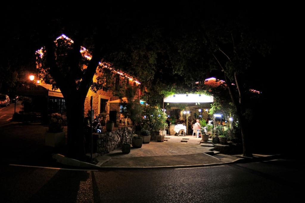 Les Pins Restaurant Et Chambre D'Hotes Sillans-la Cascade Exteriör bild