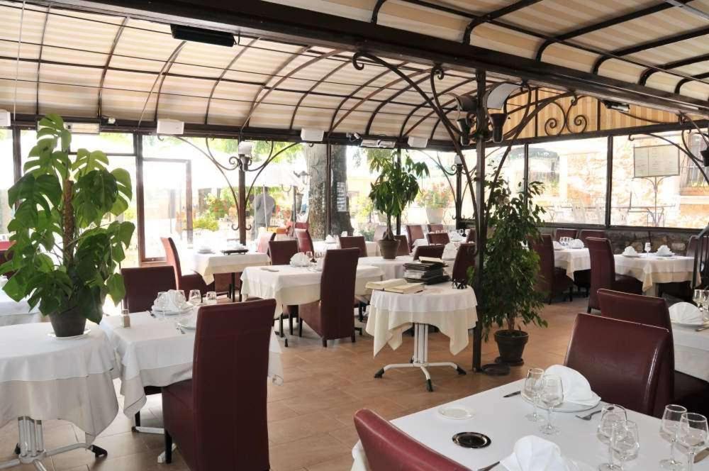 Les Pins Restaurant Et Chambre D'Hotes Sillans-la Cascade Exteriör bild