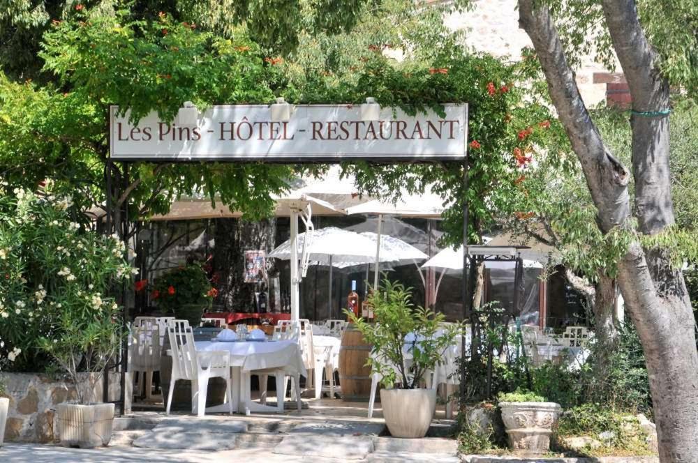 Les Pins Restaurant Et Chambre D'Hotes Sillans-la Cascade Exteriör bild