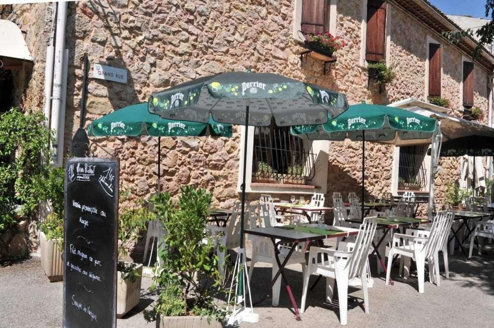 Les Pins Restaurant Et Chambre D'Hotes Sillans-la Cascade Exteriör bild