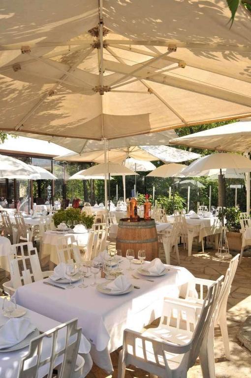 Les Pins Restaurant Et Chambre D'Hotes Sillans-la Cascade Exteriör bild
