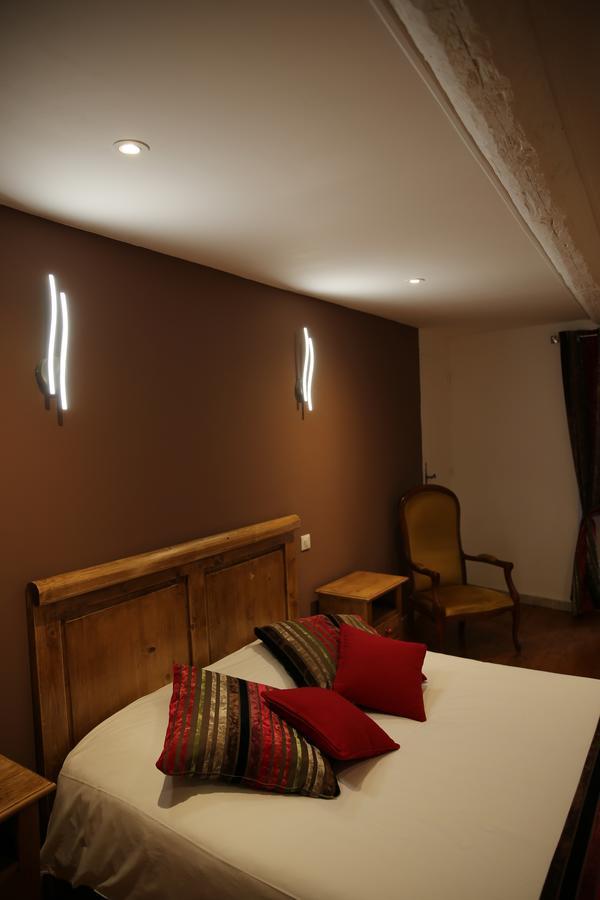 Les Pins Restaurant Et Chambre D'Hotes Sillans-la Cascade Exteriör bild